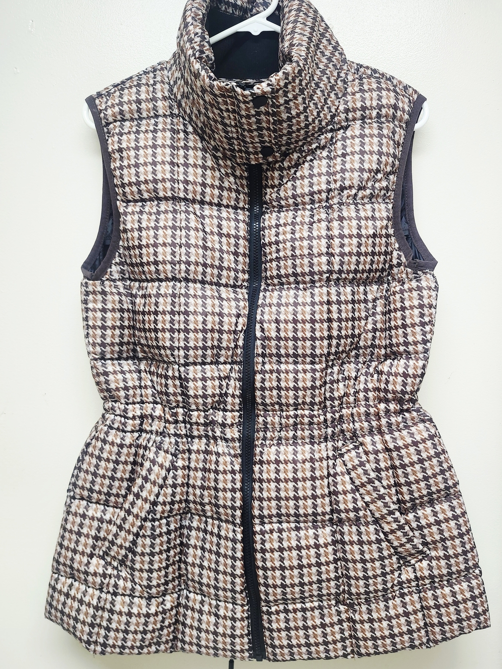Bernardo Quilted Houndstooth Puffer Vest in Brown and Cream. Length 26 1/2 inche